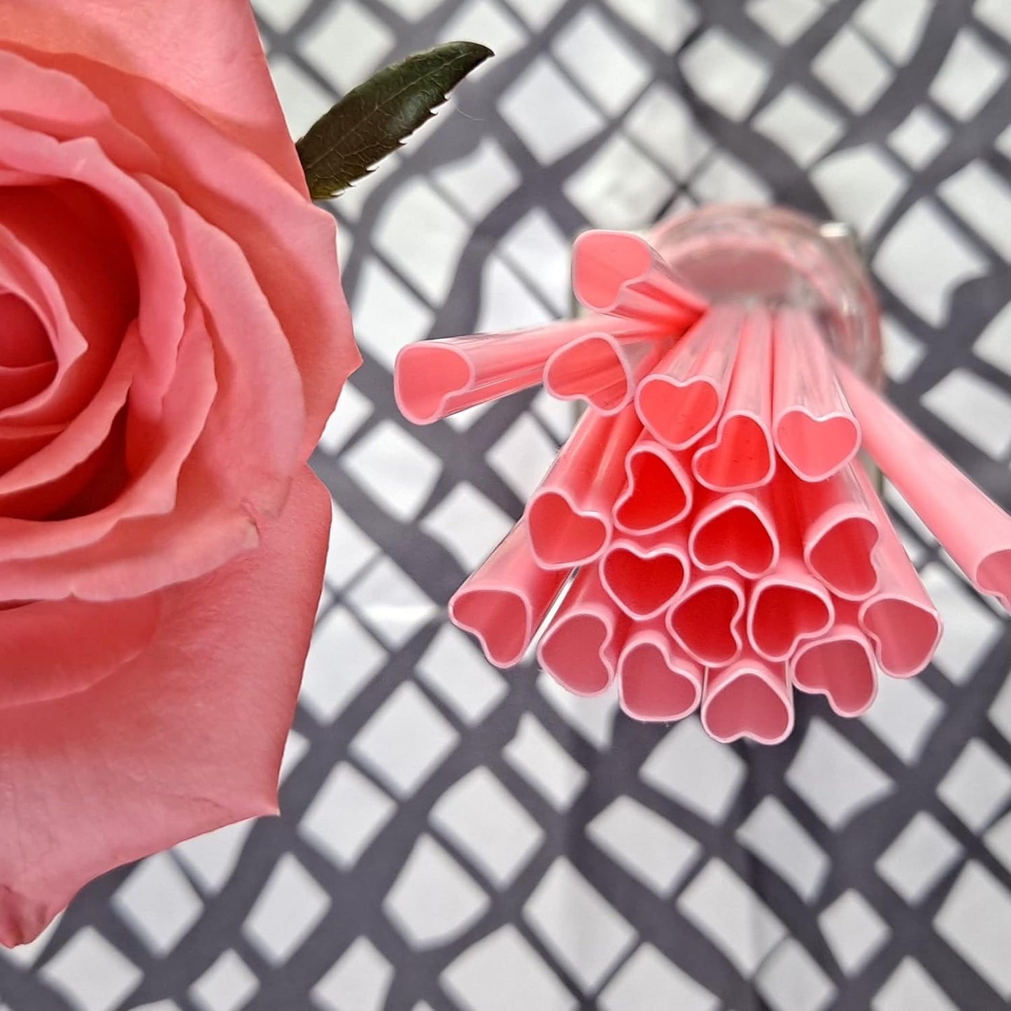 100 Pack Heart-Shaped Silicone Straws Reusable Eco-Friendly Drinking Straws Pink & Red (8.3in × 0.27in)